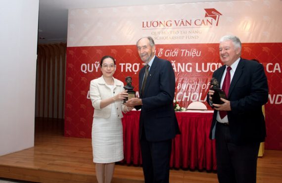 CSR Luong Van Can Fund giving award